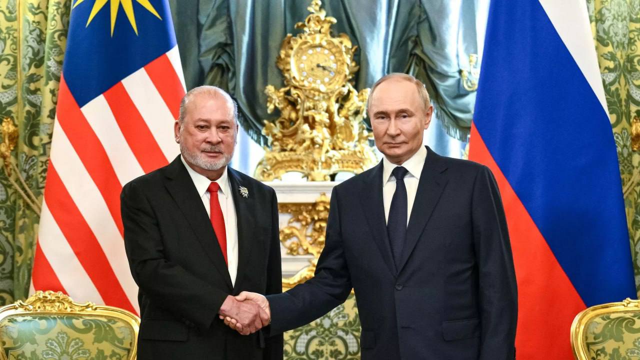 Президент России Владимир Путин провел переговоры с верховным правителем Малайзии Cултаном Ибрагимом  