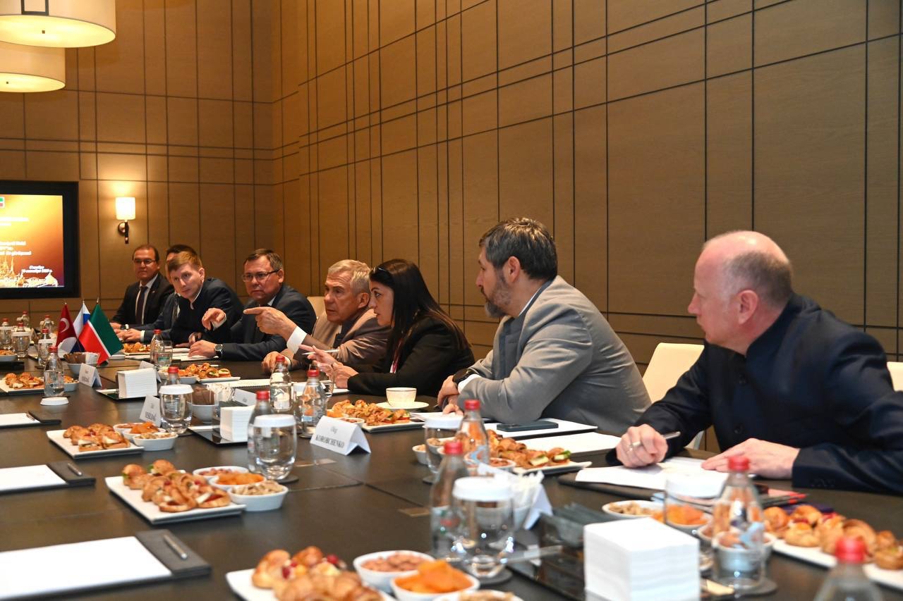 Rustam Minnikhanov Had a Meeting with Industrial Leaders in Türkiye